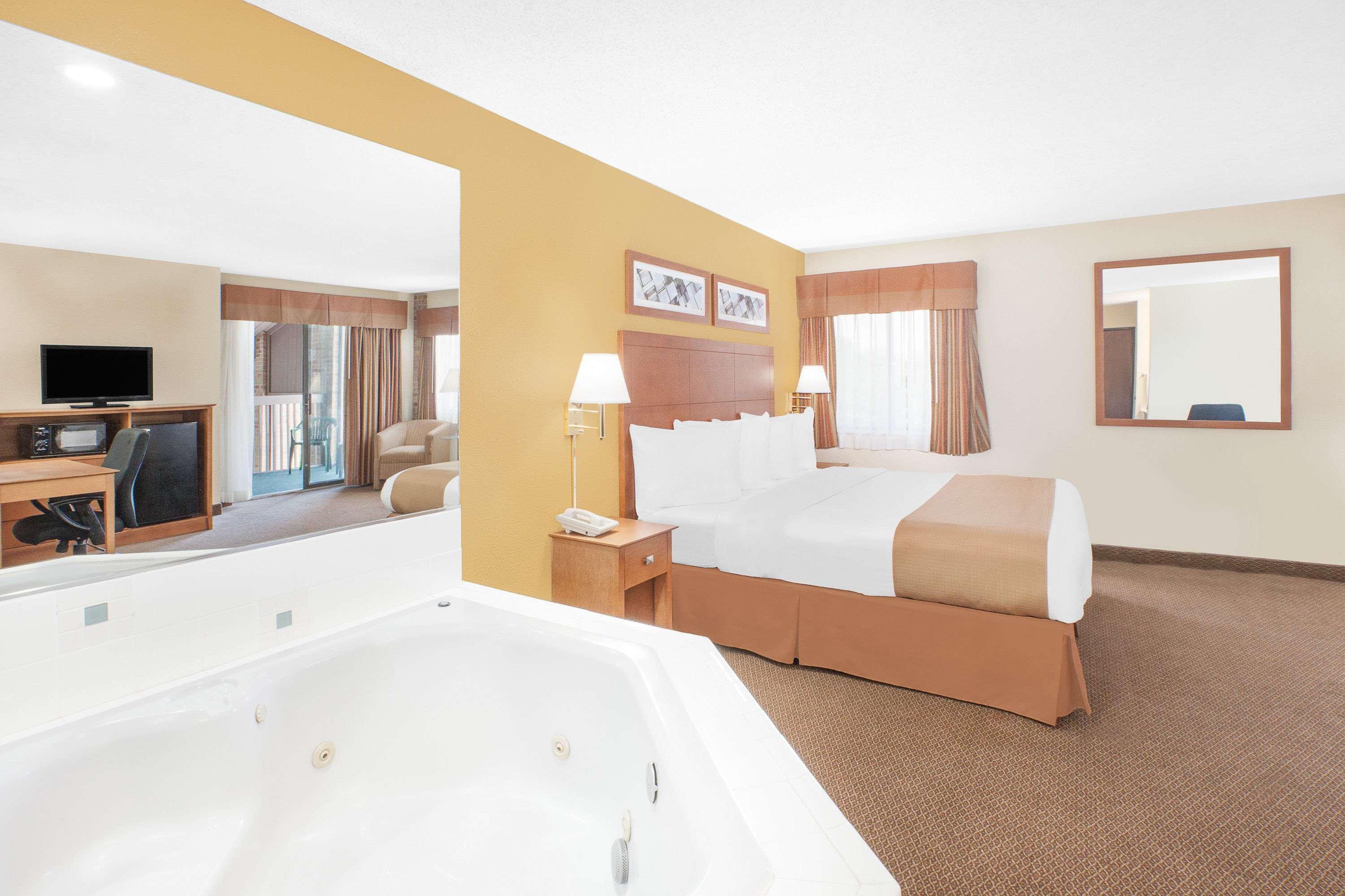 Baymont By Wyndham Port Huron Exterior foto