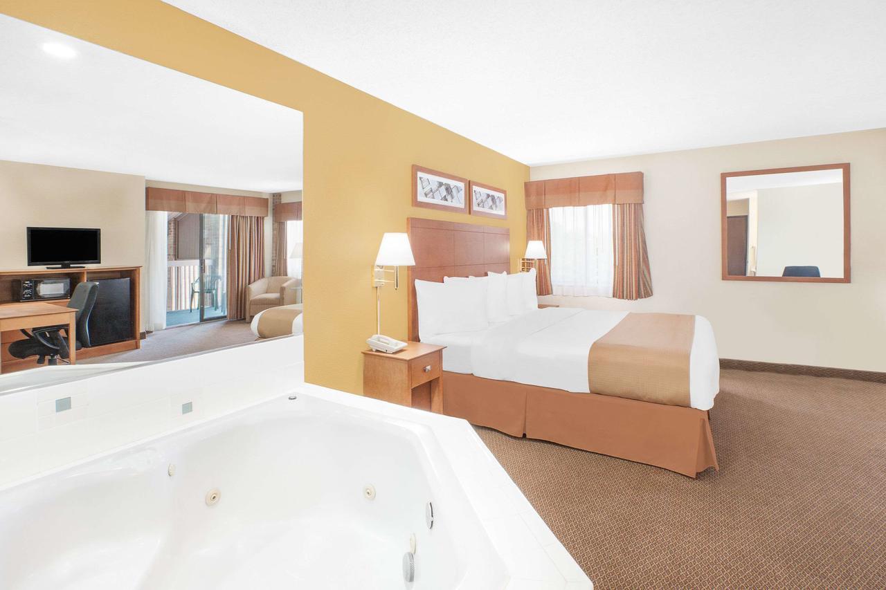Baymont By Wyndham Port Huron Exterior foto